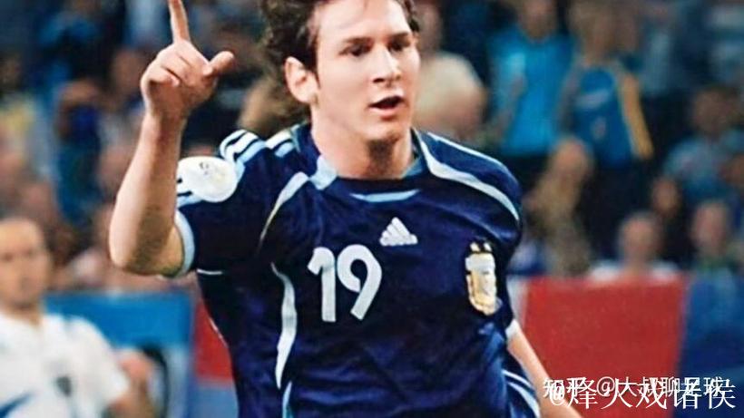 球迷大胆亮相!梅西印度见面会,一人穿C罗球衣穿梭看台 球迷大胆亮相!梅西印度见面会,一人穿C罗球衣穿梭看台